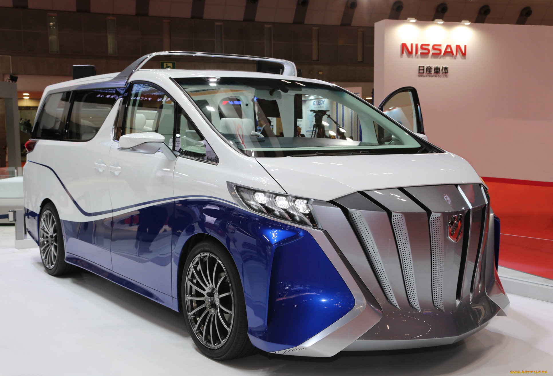 Самый лучший минивэн. Toyota Alphard Hercule. Toyota Alphard 2023. Тойота минивэн 2023. Тойота альфард 2023 новый.